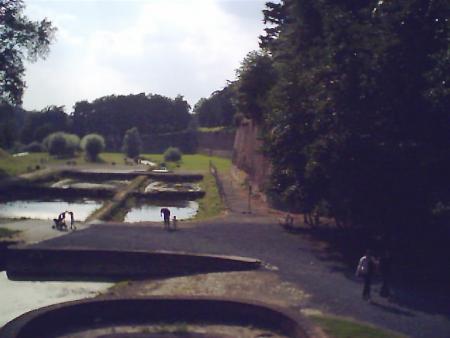 des carrés d'eau autour des remparts